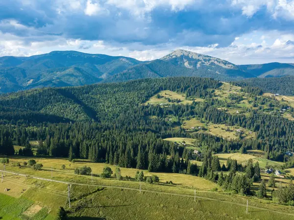 Grüne Berge Der Ukrainischen Karpaten Sommer Sonniger Tag Seltene Wolken — Stockfoto