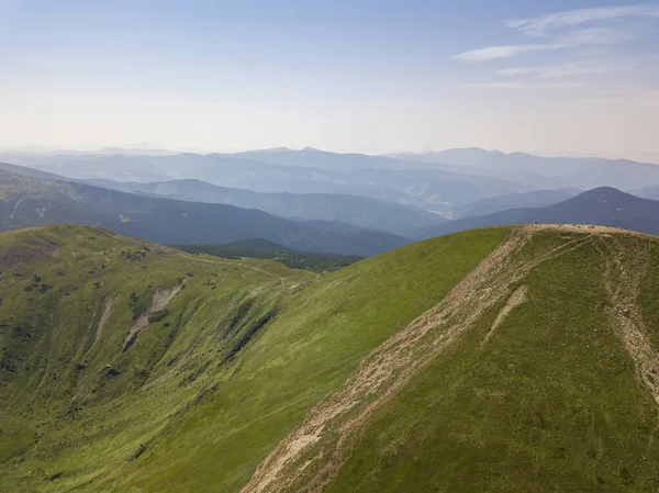 Hohe Berge Der Ukrainischen Karpaten Bei Bewölktem Wetter Drohnenblick Aus — Stockfoto