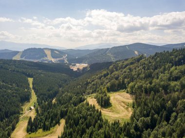Yazın Ukrayna Karpatları 'nın yeşil dağları. Güneşli bir gün, nadir bulutlar. Hava aracı görünümü.