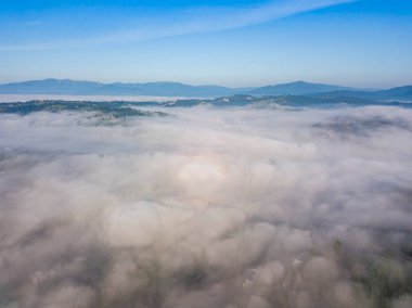 Ukrayna Karpatları 'nda yaz aylarında sislerin üzerinden uçarlar. Ufuktaki dağlar. Hava aracı görünümü.