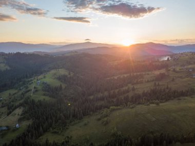 Ukrayna Karpatları 'ndaki dağların üzerinden gün batımı. Hava aracı görünümü.