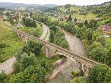 Dağlardaki eski demiryolu köprüsü. Ukraynalı Karpatlar. Hava aracı görünümü.