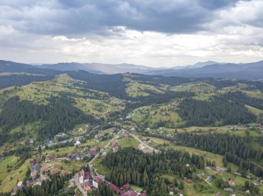Yazın Ukrayna Karpatları 'nın yeşil dağları. Güneşli bir gün. Hava aracı görünümü.