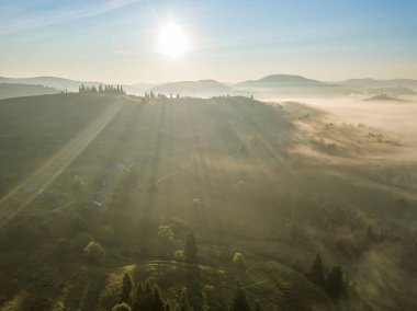 Ukrayna Karpatya dağlarında sabah sisi. Hava aracı görünümü.