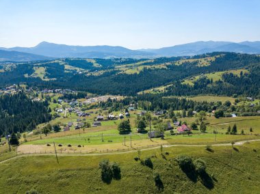 Ukrayna Karpatları 'ndaki dağ yerleşkesi. Hava aracı görünümü.