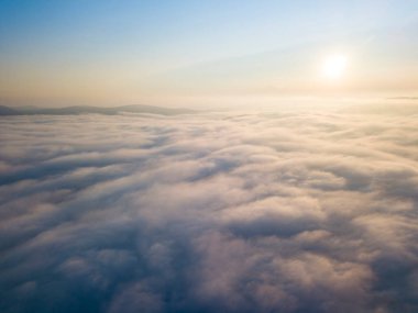 Bulutların üstünde yüksek bir uçuş. Hava aracı görünümü.