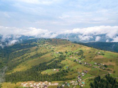 Ukrayna Karpatlarının dağlarında yüksek uçuş. Hava aracı görünümü.