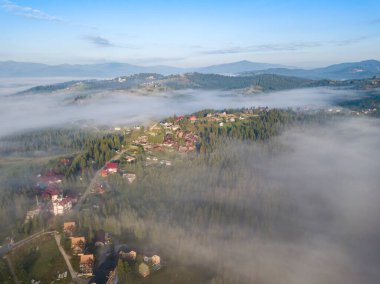 Sabah sisinde Ukrayna Karpatları 'na dağ yerleşimi. Hava aracı görünümü.