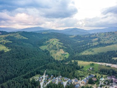 Yazın Ukrayna 'nın yeşil Karpatları. Hava aracı görünümü.