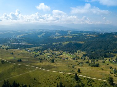 Yazın Ukrayna Karpatları 'nın yeşil dağları. Güneşli bir gün. Hava aracı görünümü.
