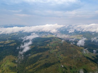 Ukrayna Karpatlarının dağlarında yüksek uçuş. Hava aracı görünümü.