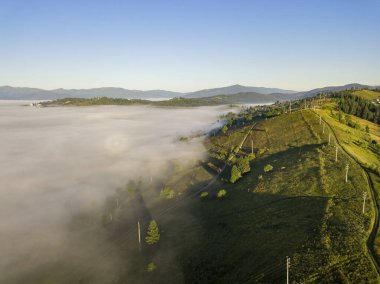 Ukrayna Karpatları 'nda sabah sisi. Hava aracı görünümü.