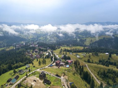 Ukrayna Karpatlarının dağlarında yüksek uçuş. Hava aracı görünümü.