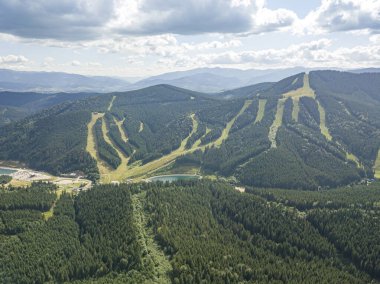 Güneşli havada Ukrayna Karpatlarının yüksek dağları. Hava aracı görünümü.