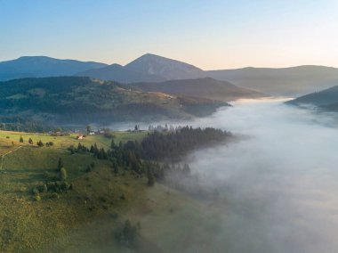 Ukrayna Karpatları 'nda sisin üstünde gün doğumu. Hava aracı görünümü.