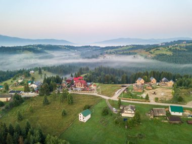 Sabah sisinde Ukrayna Karpatları 'na dağ yerleşimi. Hava aracı görünümü.