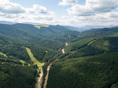 Güneşli havada Ukrayna Karpatlarının yüksek dağları. Hava aracı görünümü.