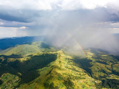 Ukrayna Karpatlarının dağlarında gökkuşağı. Hava aracı görünümü.
