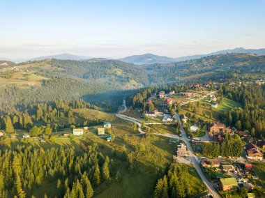 Sabah sisinde Ukrayna Karpatları 'na dağ yerleşimi. Hava aracı görünümü.
