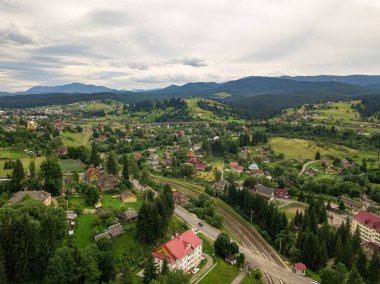 Ukrayna Karpatları 'nın dağlarına yerleşmek. Hava aracı görünümü.