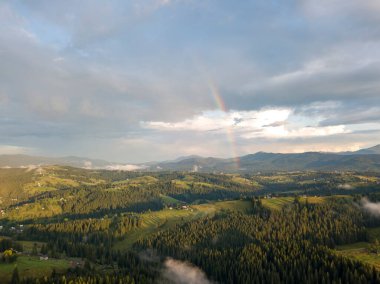 Ukrayna Karpatlarının dağlarında gökkuşağı. Hava aracı görünümü.