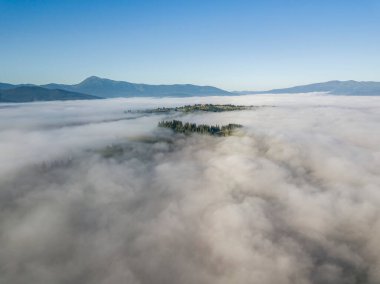 Ukrayna Karpatları 'nda sabah sisi. Hava aracı görünümü.