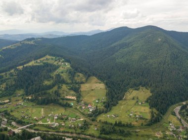 Yazın Ukrayna Karpatları 'nın yeşil dağları. Hava aracı görünümü.