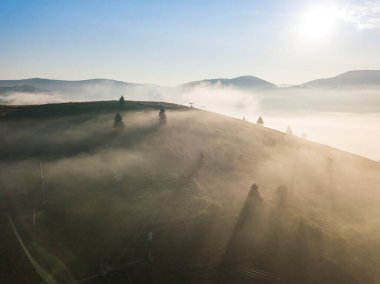 Ukrayna Karpatya dağlarında sabah sisi. Hava aracı görünümü.