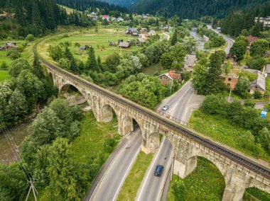 Dağlardaki eski demiryolu köprüsü. Ukraynalı Karpatlar. Hava aracı görünümü.
