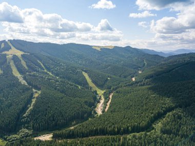 Güneşli havada Ukrayna Karpatlarının yüksek dağları. Hava aracı görünümü.
