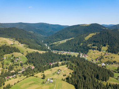 Yazın Ukrayna Karpatları 'nın yeşil dağları. Güneşli açık bir gün. Hava aracı görünümü.