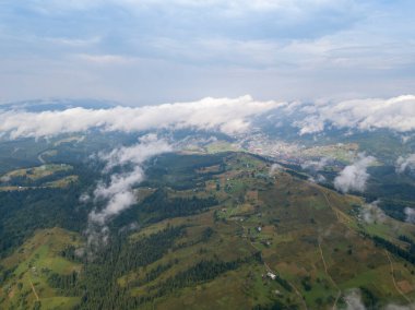 Ukrayna Karpatlarının dağlarında yüksek uçuş. Hava aracı görünümü.