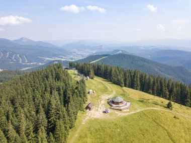 Yazın Ukrayna Karpatları 'nın yeşil dağları. Güneşli bir gün, nadir bulutlar. Hava aracı görünümü.