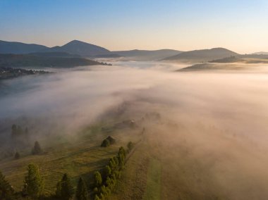 Ukrayna Karpatları 'nda sabah sisi. Hava aracı görünümü.