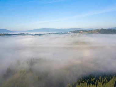 Ukrayna Karpatya dağlarında sabah sisi. Hava aracı görünümü.