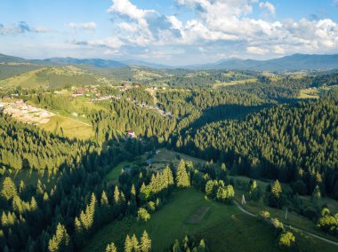 Yazın Ukrayna Karpatları dağları. Hava aracı görünümü.