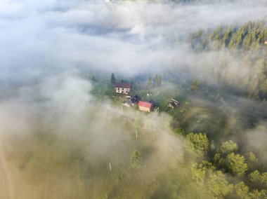 Sabah sisinde Ukrayna Karpatları 'na dağ yerleşimi. Hava aracı görünümü.
