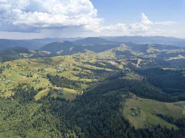 Yazın Ukrayna Karpatları 'nın yeşil dağları. Güneşli bir gün. Hava aracı görünümü.