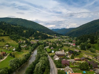 Ukrayna Karpatları 'nın dağlarına yerleşmek. Hava aracı görünümü.