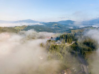 Ukrayna Karpatları 'nda sabah sisi. Hava aracı görünümü.