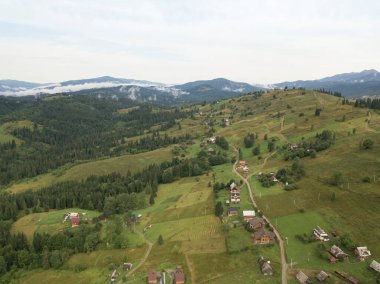 Yazın Ukrayna Karpatları 'nın yeşil dağları. Hava aracı görünümü.