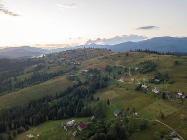 Ukrayna Karpatları 'ndaki dağların üzerinden gün batımı. Hava aracı görünümü.