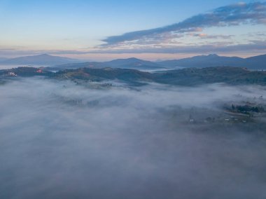 Ukrayna Karpatları 'nda yaz aylarında sislerin üzerinden uçarlar. Ufuktaki dağlar. Hava aracı görünümü.
