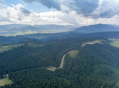 Yazın Ukrayna Karpatları 'nın yeşil dağları. Güneşli bir gün. Hava aracı görünümü.