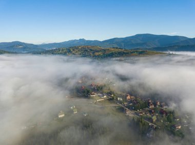 Sabah sisinde Ukrayna Karpatları 'na dağ yerleşimi. Hava aracı görünümü.