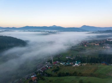 Sabah sisinde Ukrayna Karpatları 'nın yeşil dağları. Hava aracı görünümü.