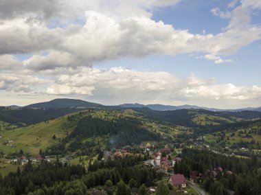 Bir yaz sabahı Ukrayna Karpatları dağları. Hava aracı görünümü.