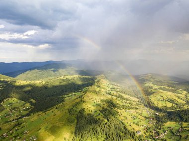 Ukrayna Karpatlarının dağlarında gökkuşağı. Hava aracı görünümü.