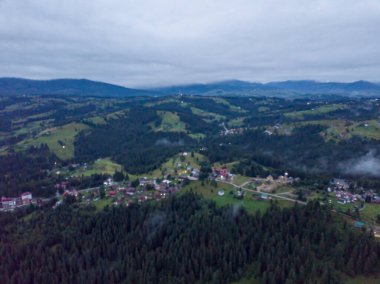 Sabah sisinde Ukrayna Karpatları 'na dağ yerleşimi. Hava aracı görünümü.