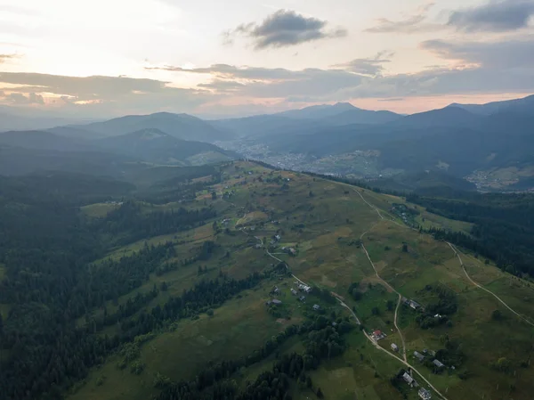 在乌克兰喀尔巴阡山脉的高山上落日 晚上好空中无人驾驶飞机视图 — 图库照片